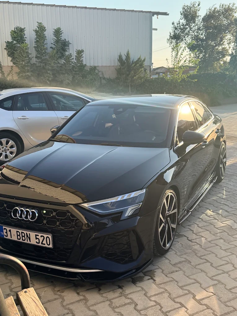Parlaklığı yenilenmiş siyah araç